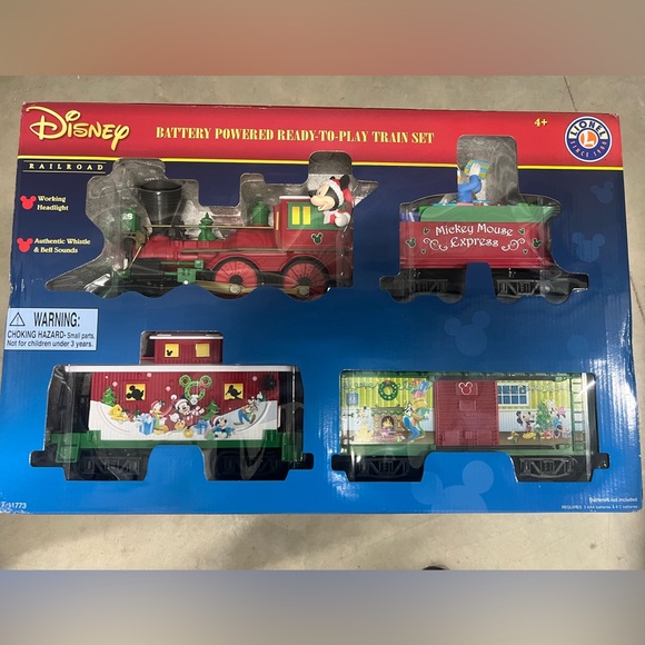 Disney Christmas Train Set 2016 New In Box - Never Opened - Battery Operated - Picture 2 of 3